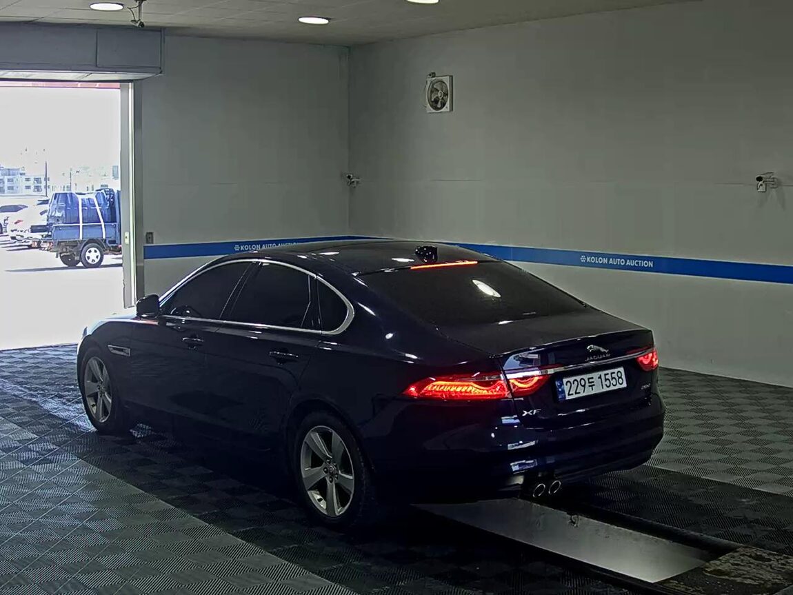 JAGUAR XF (2ND GEN) 2.0 20d PRESTIGE 2018 - zdjęcie 6