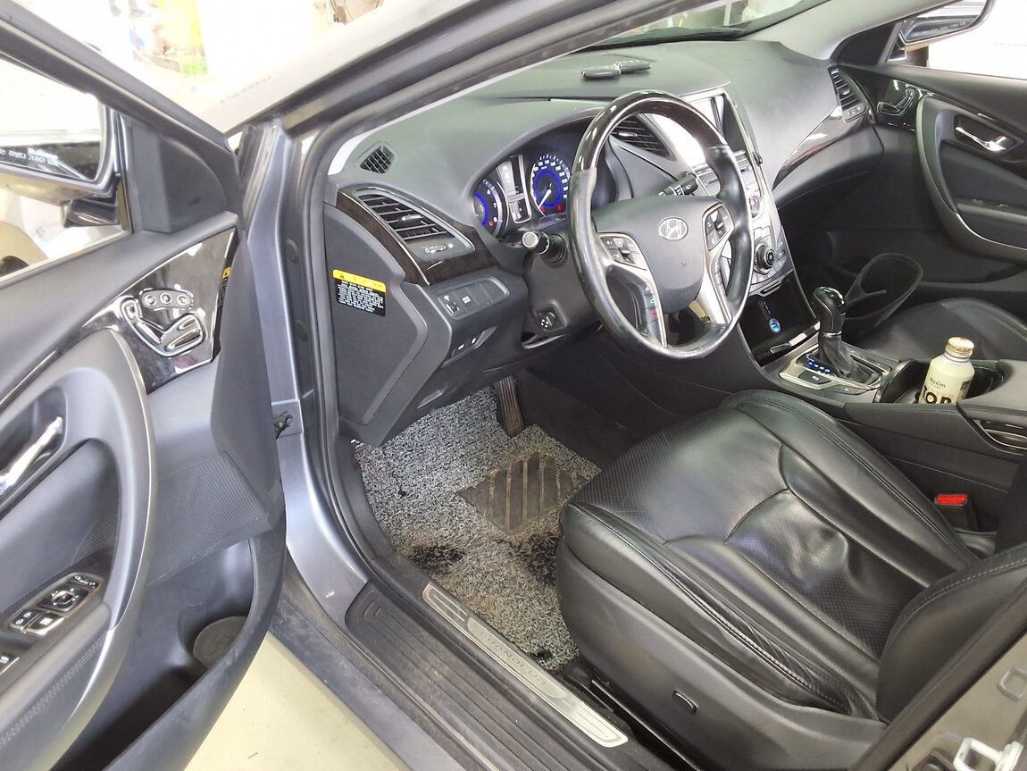 HYUNDAI GRANDEUR HG HG 240 MODERN 2013 - zdjęcie 10