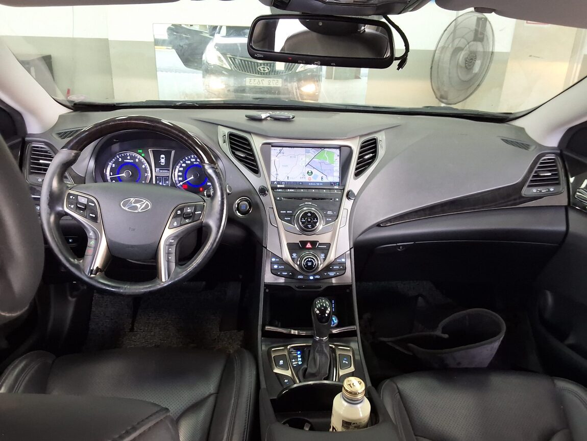 HYUNDAI GRANDEUR HG HG 240 MODERN 2013 - zdjęcie 11