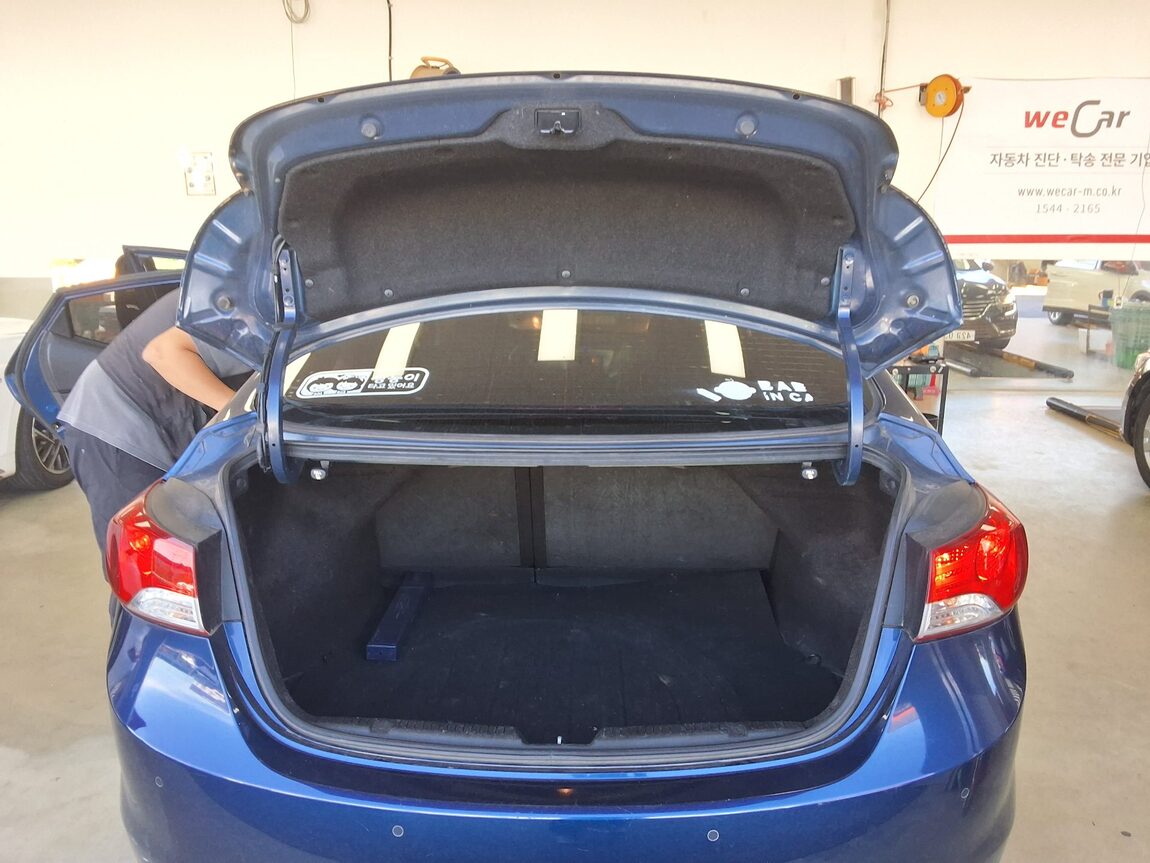 HYUNDAI AVANTE MD M16 GDi PREMIER 2011 - zdjęcie 16