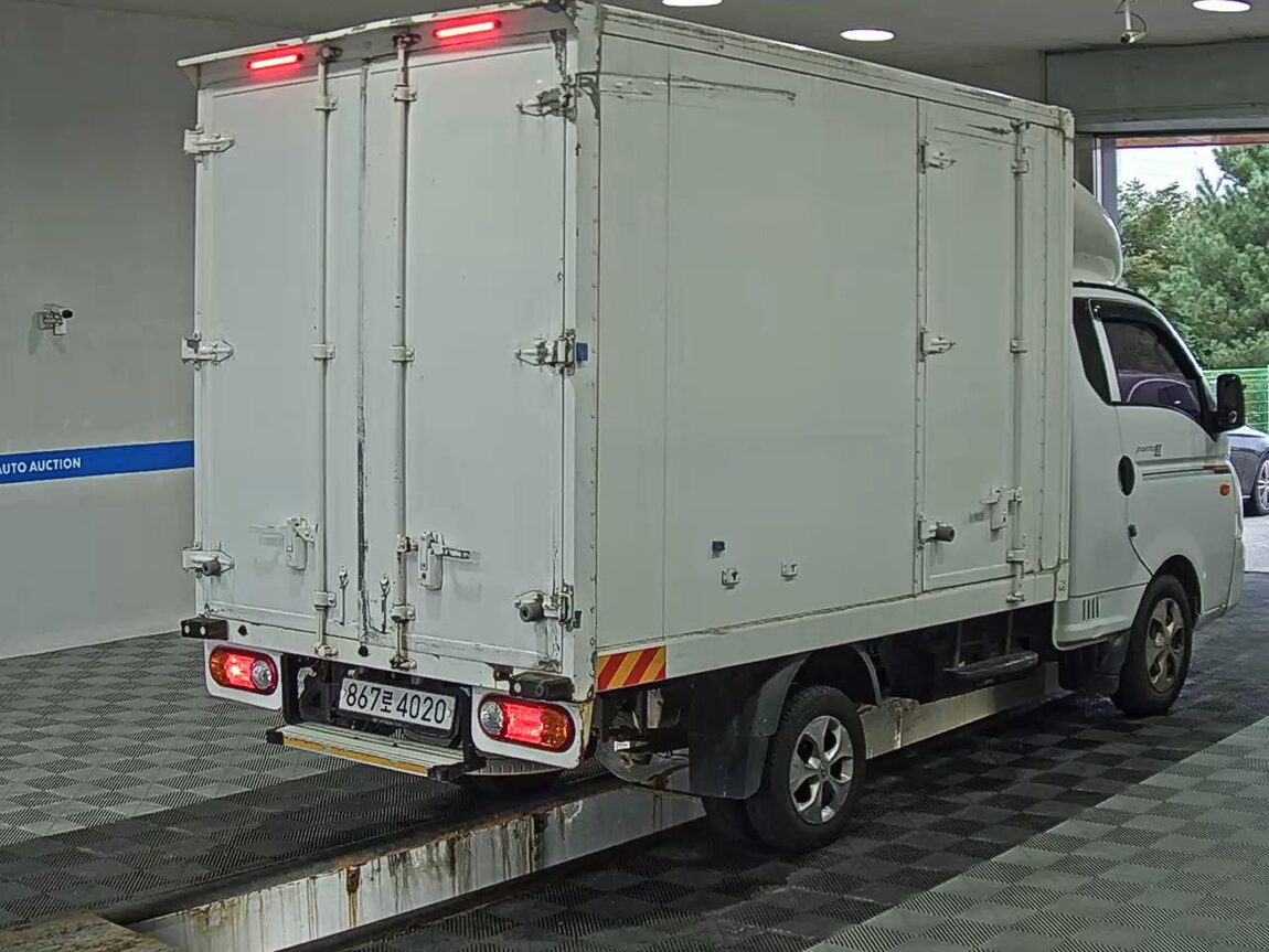HYUNDAI PORTER II HIGH-ROOF BUILT-IN BOX TRUCK SUPER CAB 2020 - zdjęcie 5