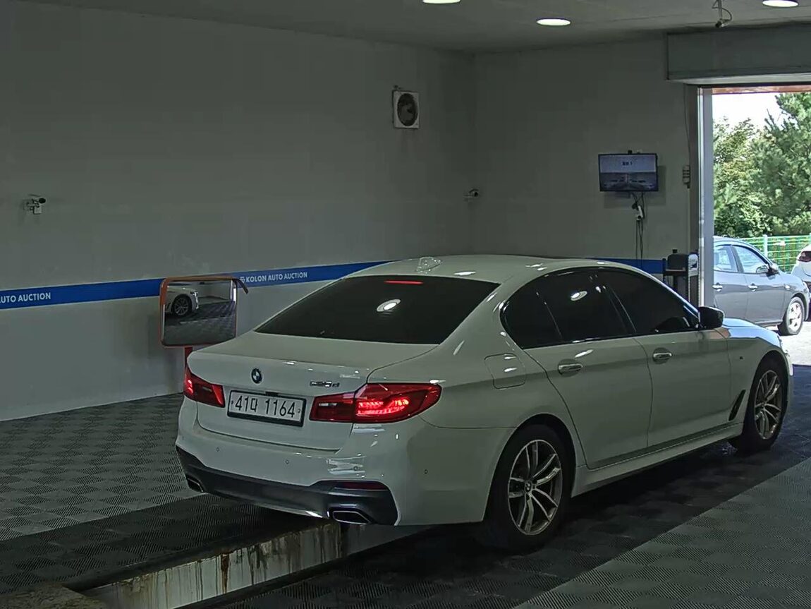 BMW 5 SERIES (7TH GEN) 520d M SPORT PACK PLUS 2017 - zdjęcie 5