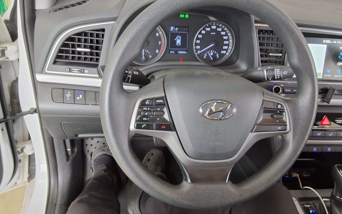 HYUNDAI AVANTE AD 1.6 GDi VALUE PLUS 2018 - zdjęcie 17