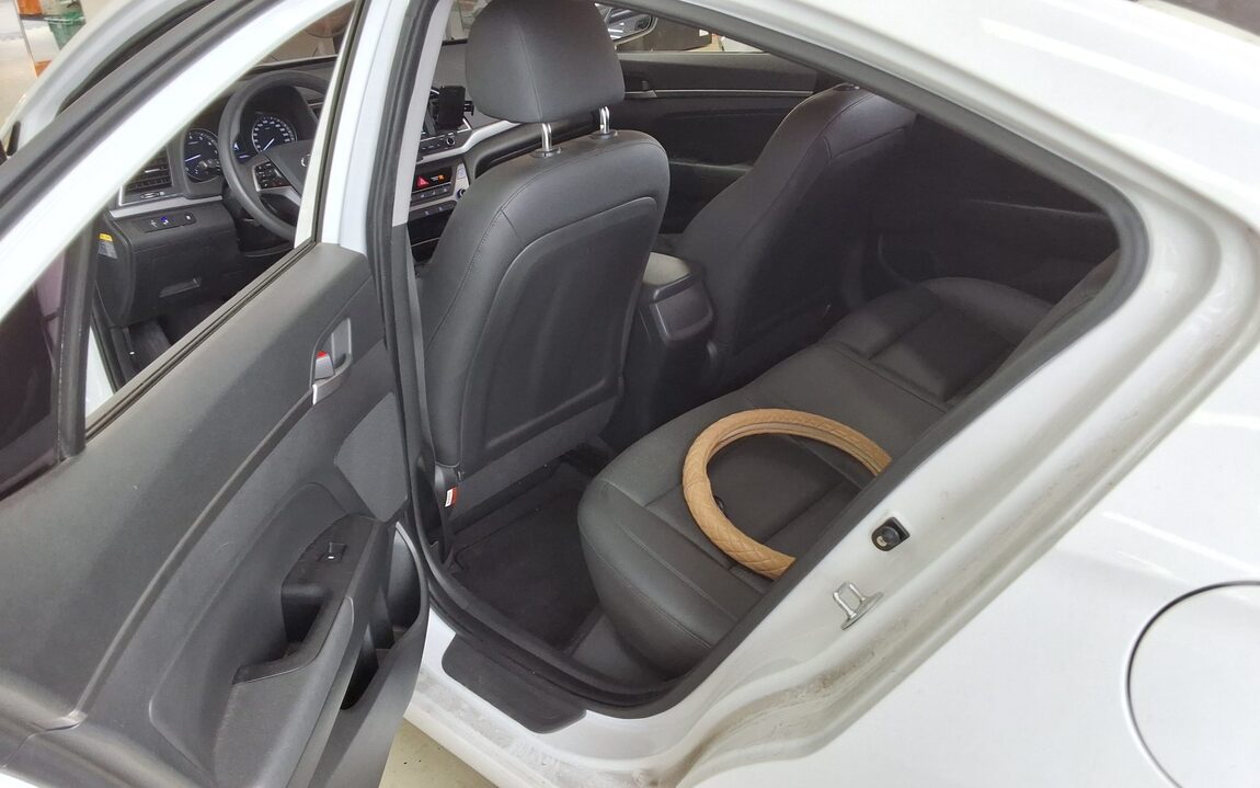 HYUNDAI AVANTE AD 1.6 GDi VALUE PLUS 2018 - zdjęcie 12