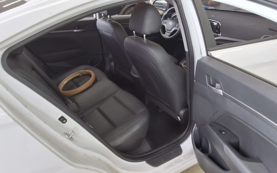 HYUNDAI AVANTE AD 1.6 GDi VALUE PLUS 2018 - zdjęcie 13