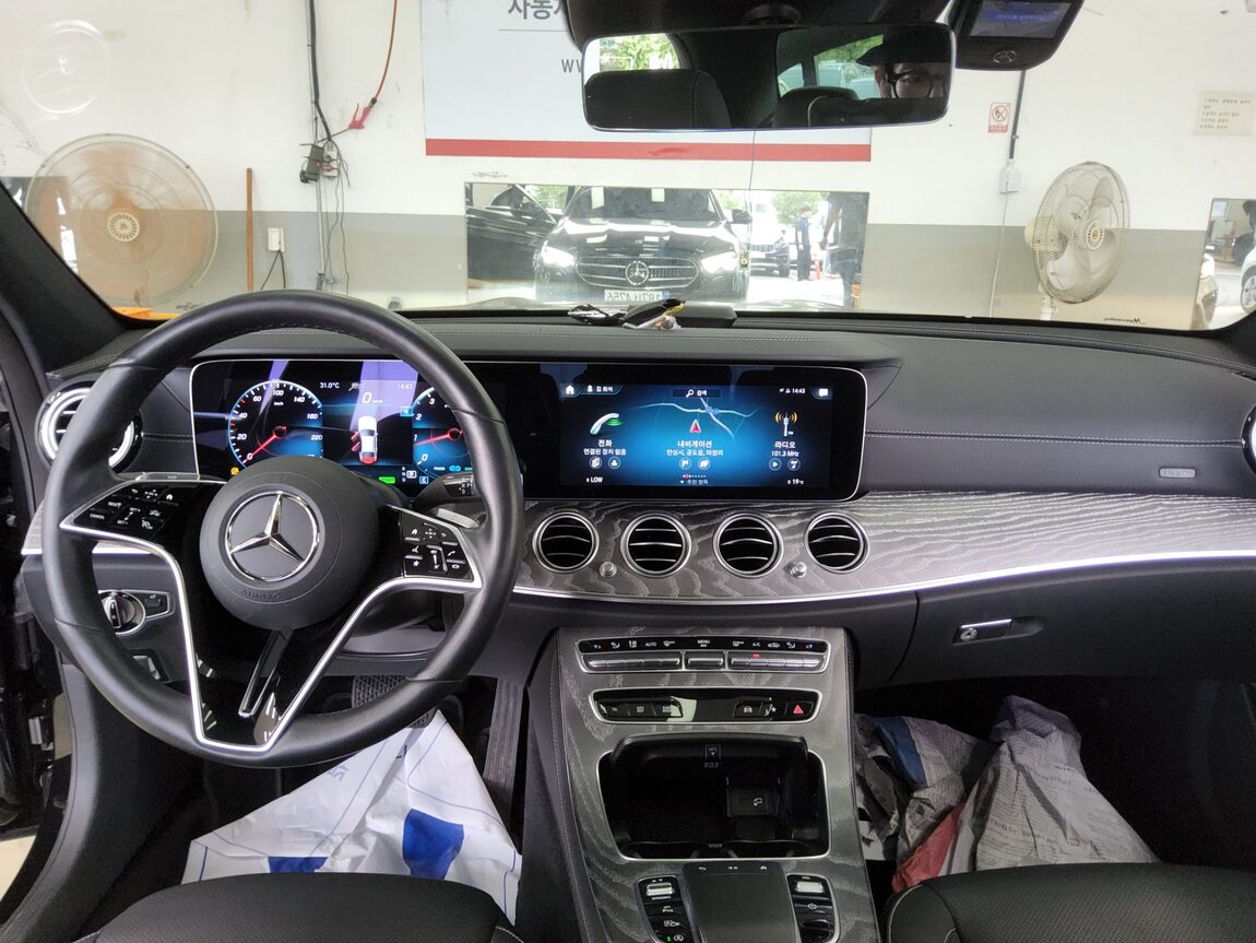MERCEDES-BENZ E-CLASS (5TH GEN) E350 4MATIC AVANTGARDE 2022 - zdjęcie 11