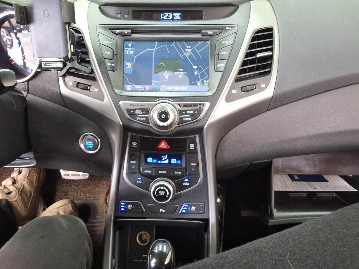 HYUNDAI THE NEW AVANTE MD 1.6 VGT PREMIUM 2015 - zdjęcie 24