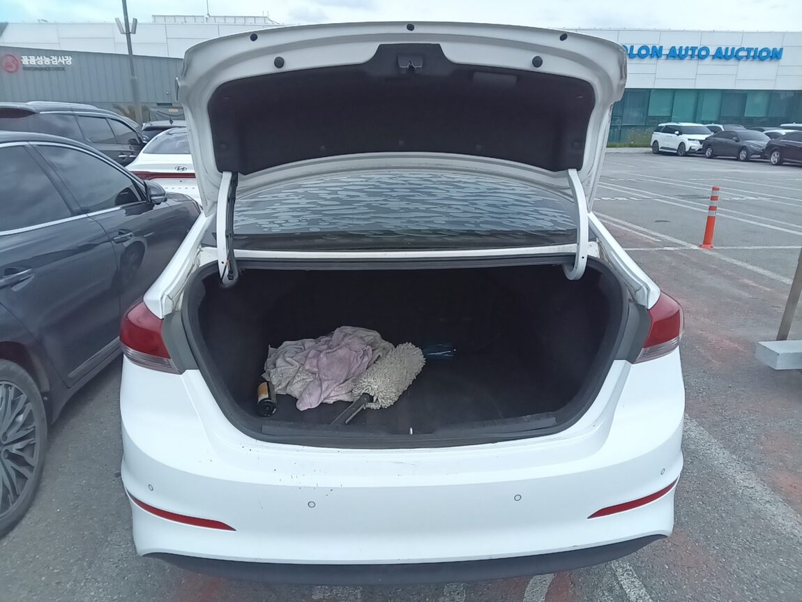 HYUNDAI AVANTE AD 1.6 GDi VALUE PLUS 2018 - zdjęcie 15