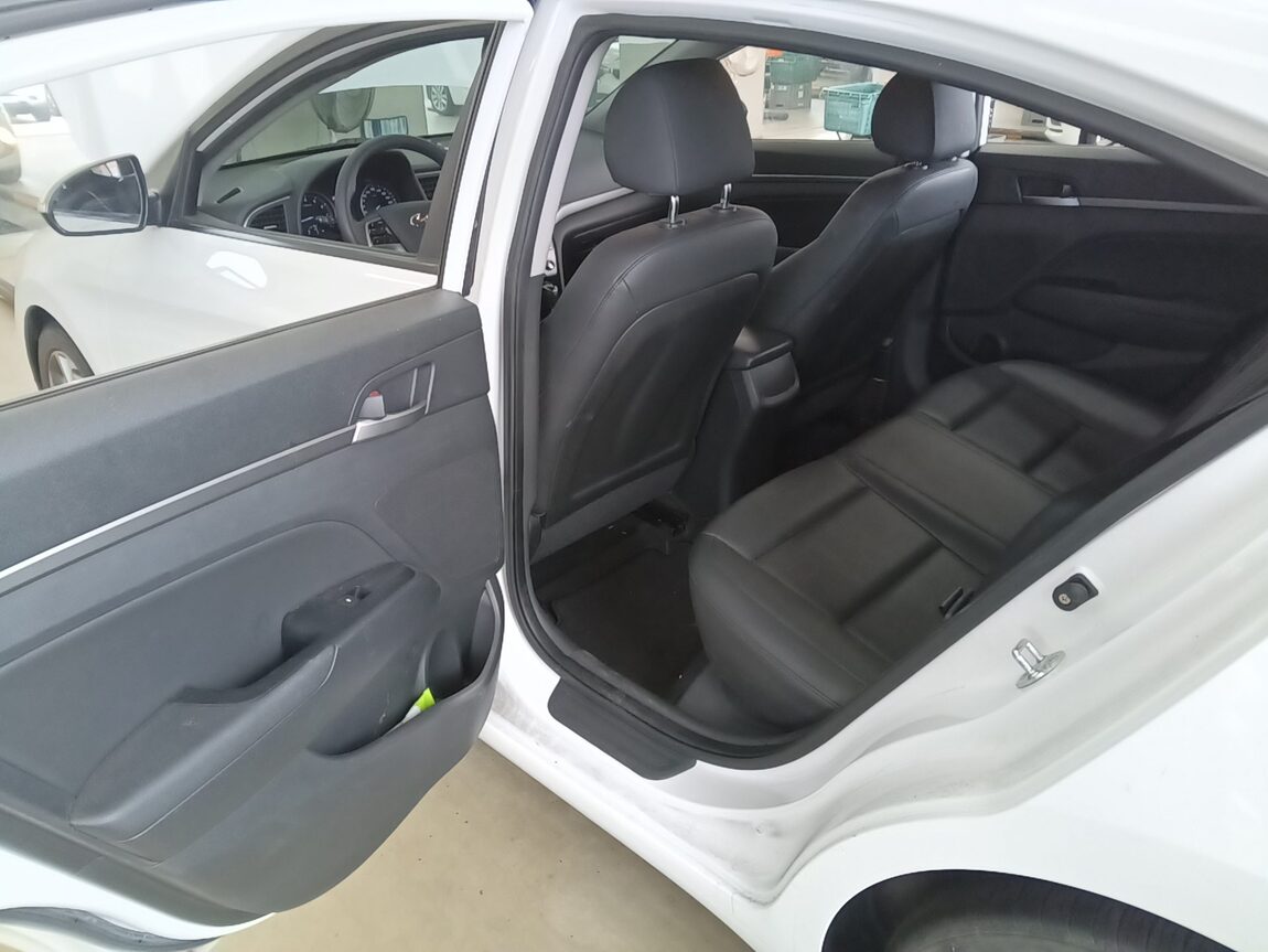 HYUNDAI AVANTE AD 1.6 GDi VALUE PLUS 2018 - zdjęcie 12