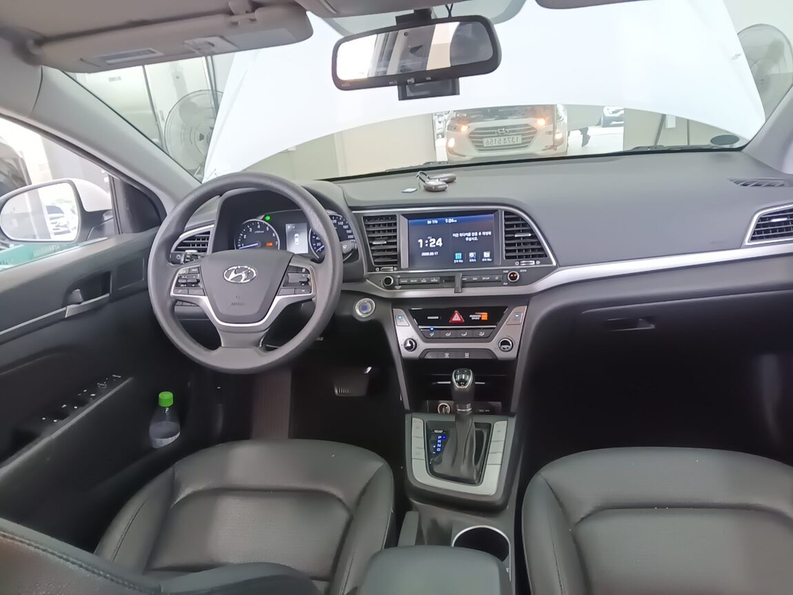 HYUNDAI AVANTE AD 1.6 GDi VALUE PLUS 2018 - zdjęcie 20