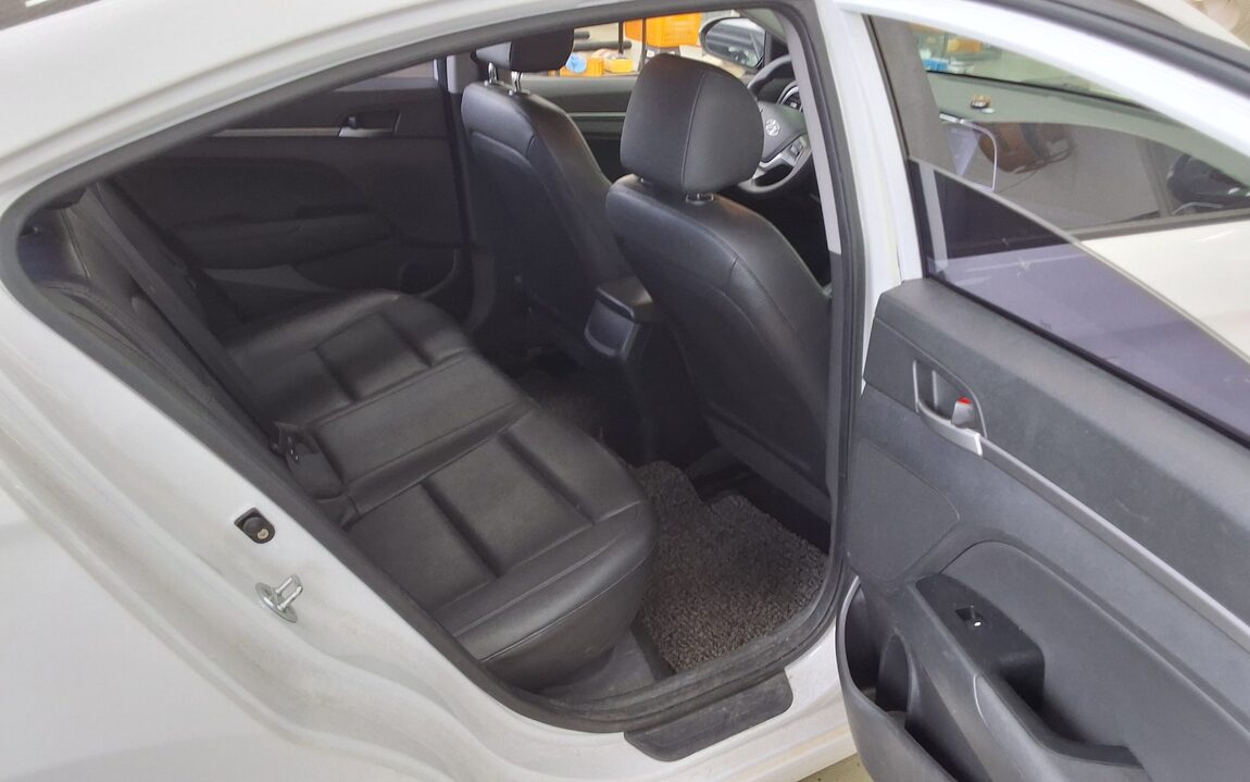 HYUNDAI AVANTE AD 1.6 GDi VALUE PLUS 2018 - zdjęcie 13