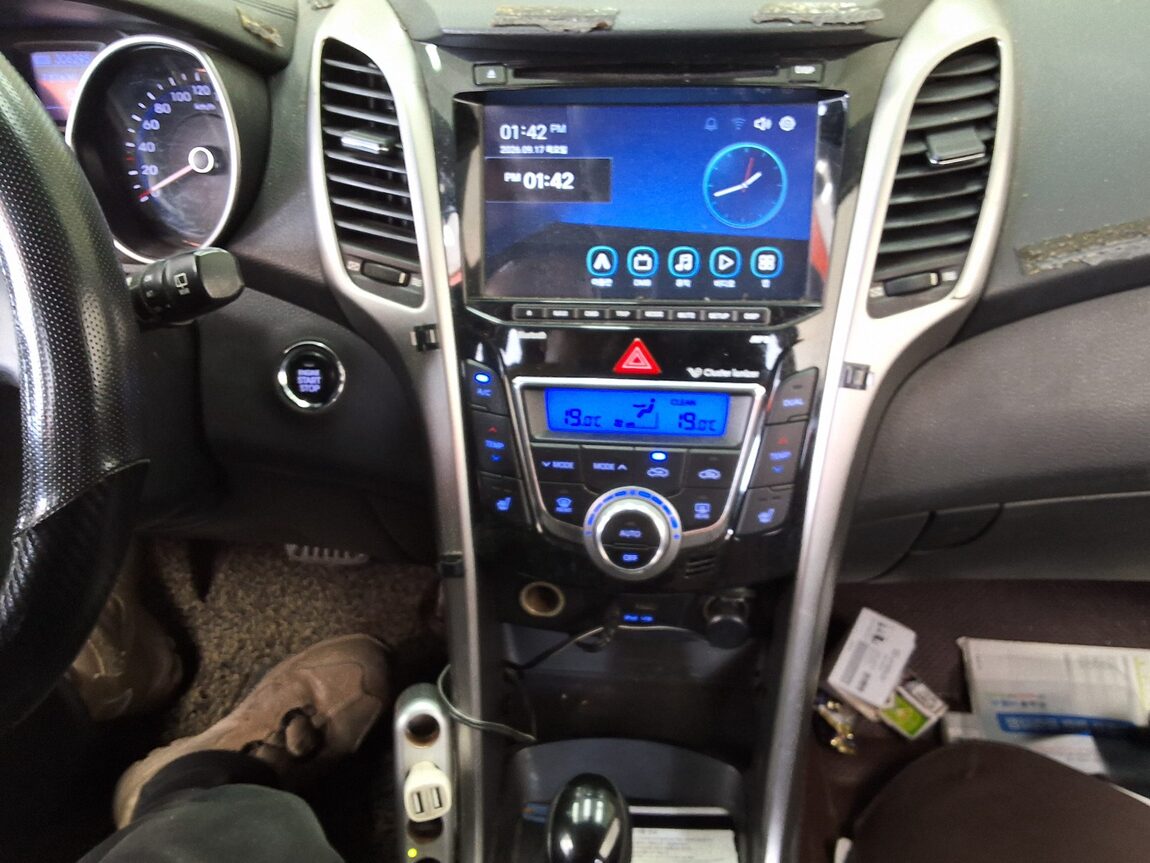 HYUNDAI NEW i30 1.6 VGT UNIQUE 2012 - zdjęcie 24