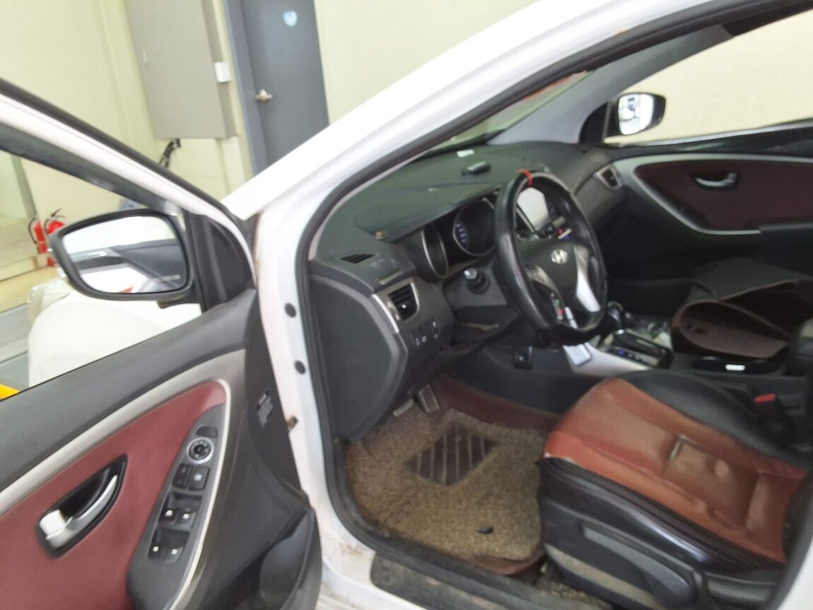 HYUNDAI NEW i30 1.6 VGT UNIQUE 2012 - zdjęcie 11