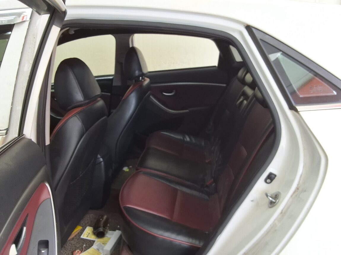 HYUNDAI NEW i30 1.6 VGT UNIQUE 2012 - zdjęcie 13