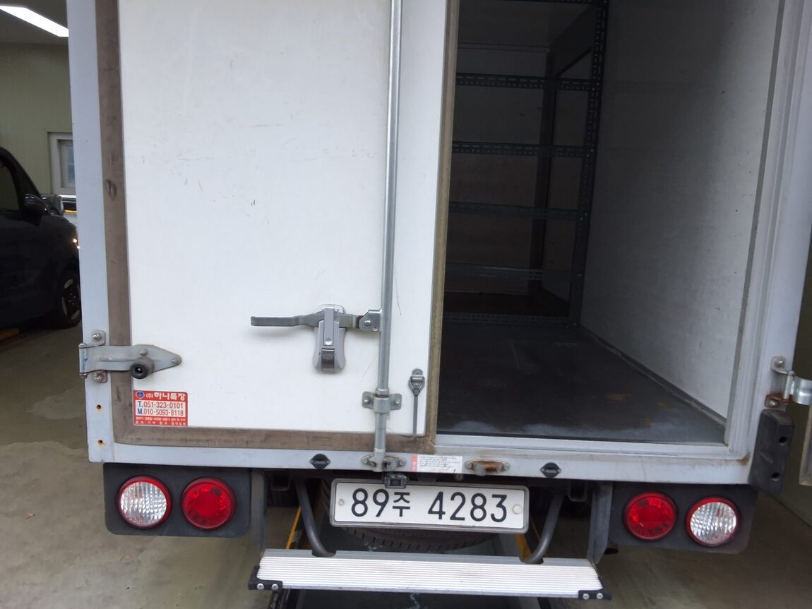KIA BONGO III CARGO BUILT-IN BOX TRUCK 1 TON KING CAB 2017 - zdjęcie 13
