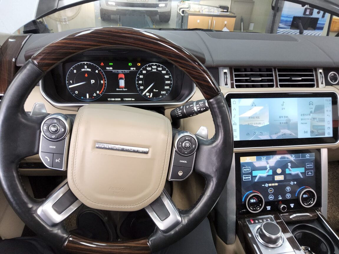 LAND ROVER RANGE ROVER (4TH GEN) 4.4 SDV8 AB 2016 - zdjęcie 17