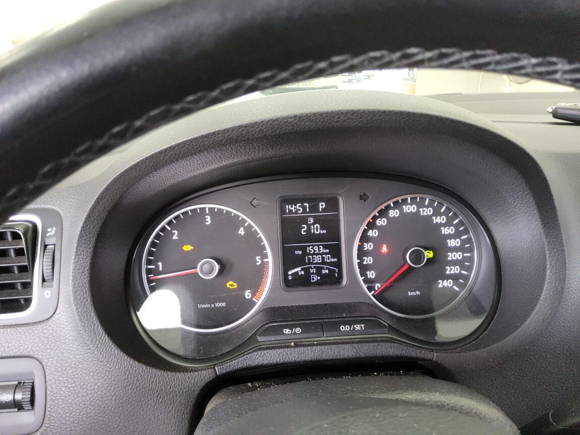 VOLKSWAGEN THE NEW POLO (5TH GEN) 1.6 TDI R LINE 2014 - zdjęcie 9