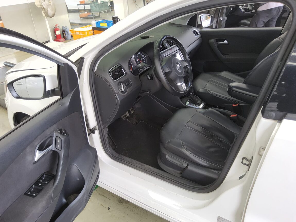 VOLKSWAGEN THE NEW POLO (5TH GEN) 1.6 TDI R LINE 2014 - zdjęcie 10