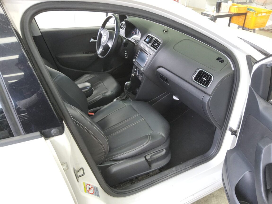 VOLKSWAGEN THE NEW POLO (5TH GEN) 1.6 TDI R LINE 2014 - zdjęcie 14