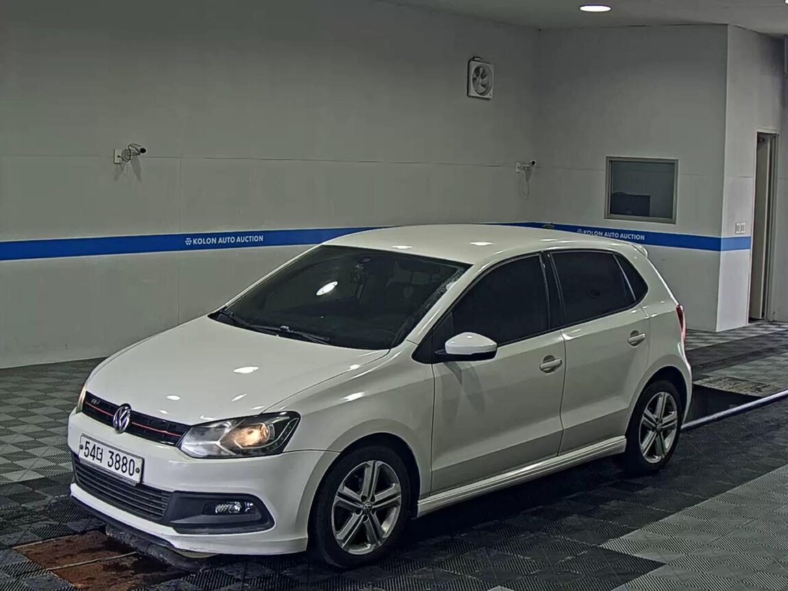 VOLKSWAGEN THE NEW POLO (5TH GEN) 1.6 TDI R LINE 2014 - zdjęcie 2