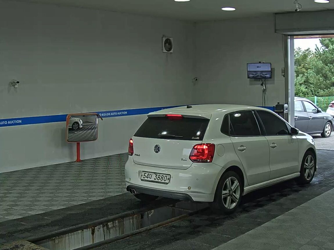 VOLKSWAGEN THE NEW POLO (5TH GEN) 1.6 TDI R LINE 2014 - zdjęcie 5