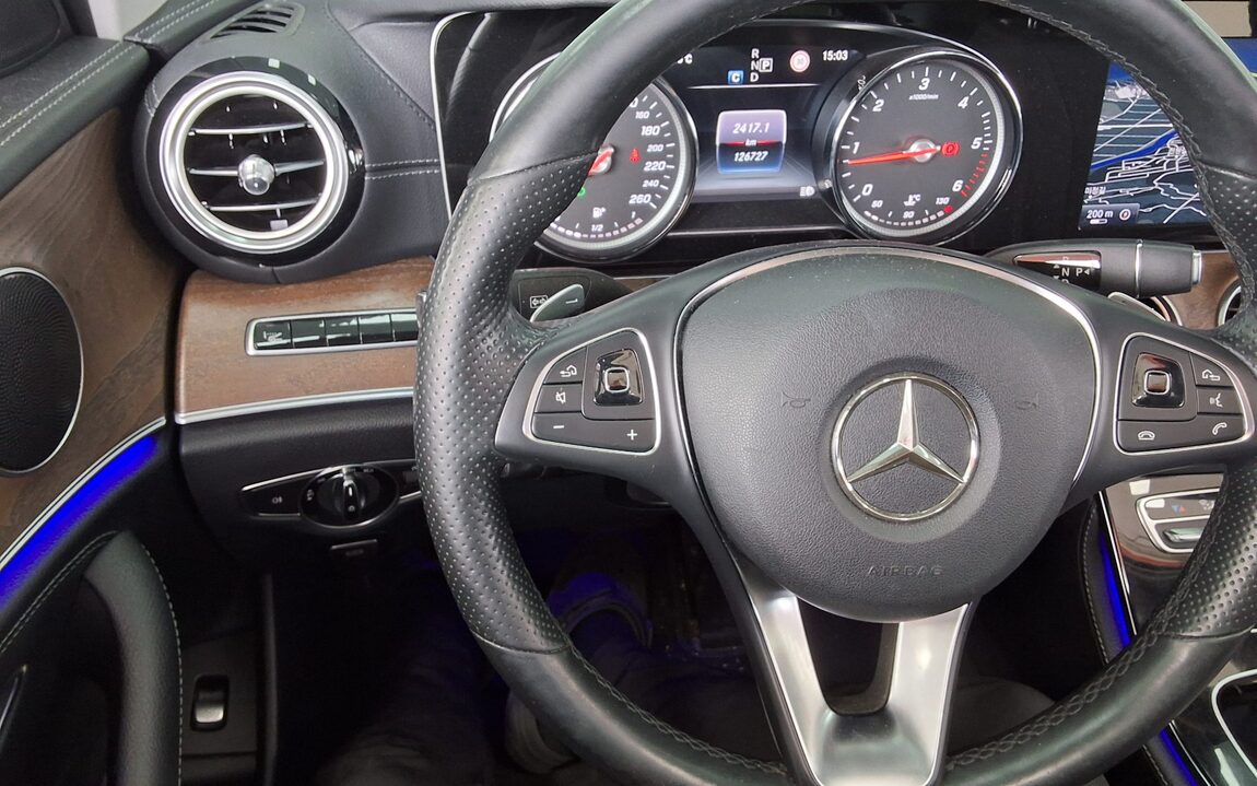 MERCEDES-BENZ E-CLASS (5TH GEN) E220d 4MATIC EXCLUSIVE 2017 - zdjęcie 17