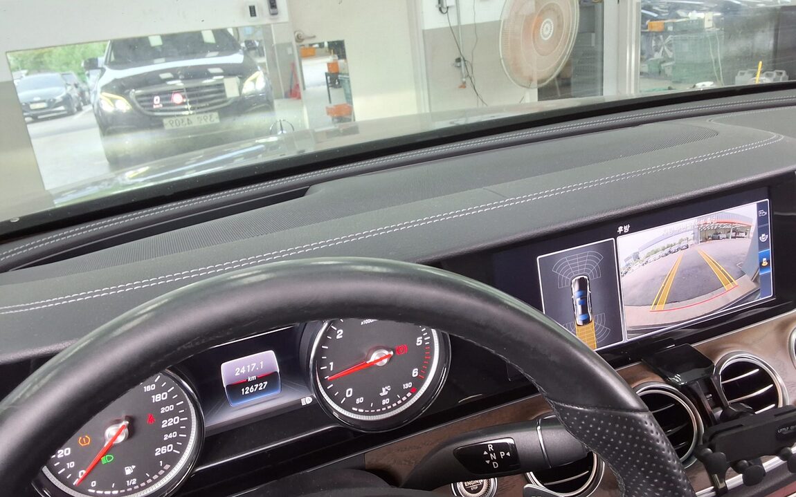 MERCEDES-BENZ E-CLASS (5TH GEN) E220d 4MATIC EXCLUSIVE 2017 - zdjęcie 19