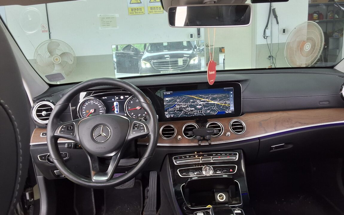 MERCEDES-BENZ E-CLASS (5TH GEN) E220d 4MATIC EXCLUSIVE 2017 - zdjęcie 11