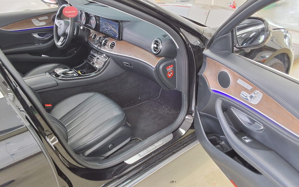 MERCEDES-BENZ E-CLASS (5TH GEN) E220d 4MATIC EXCLUSIVE 2017 - zdjęcie 14
