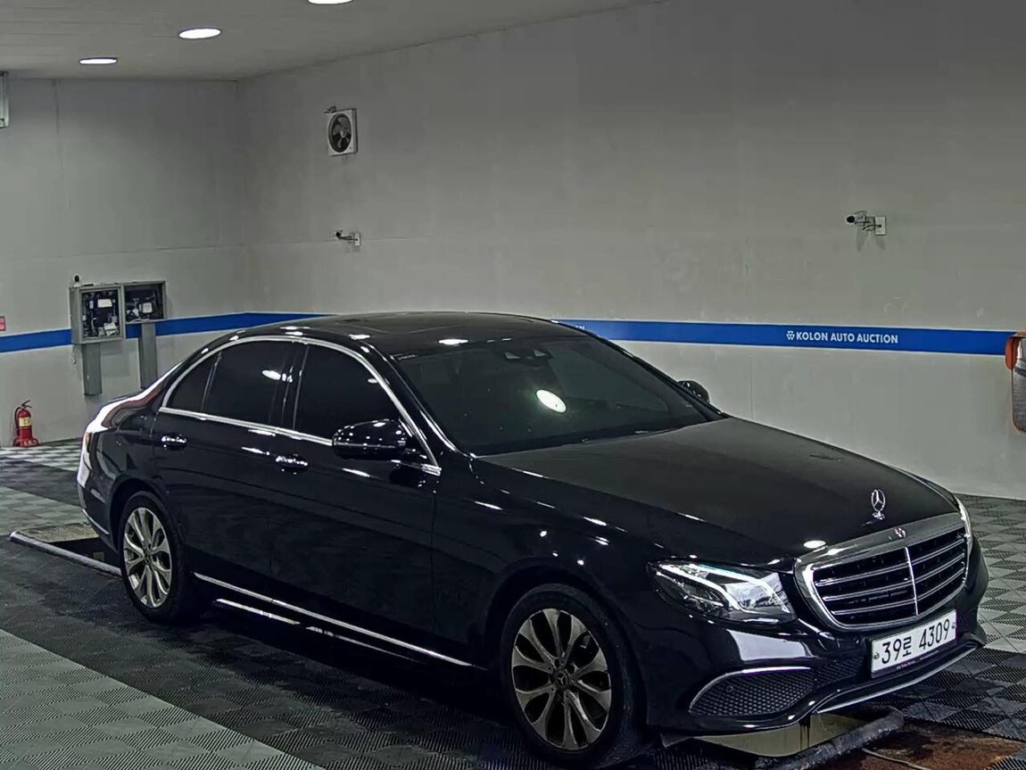 MERCEDES-BENZ E-CLASS (5TH GEN) E220d 4MATIC EXCLUSIVE 2017 - zdjęcie 3