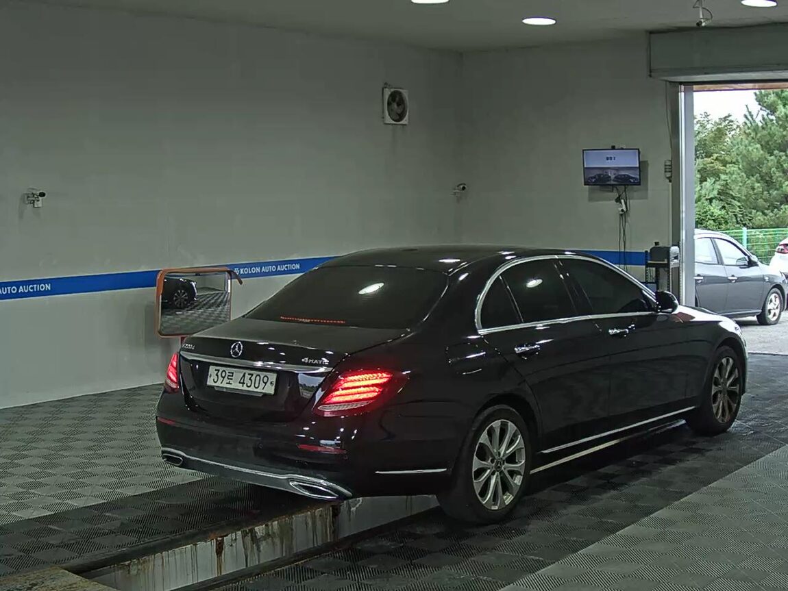 MERCEDES-BENZ E-CLASS (5TH GEN) E220d 4MATIC EXCLUSIVE 2017 - zdjęcie 5