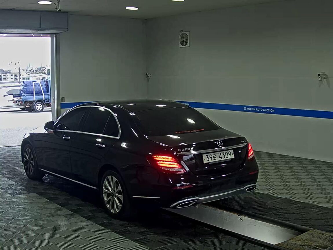 MERCEDES-BENZ E-CLASS (5TH GEN) E220d 4MATIC EXCLUSIVE 2017 - zdjęcie 6