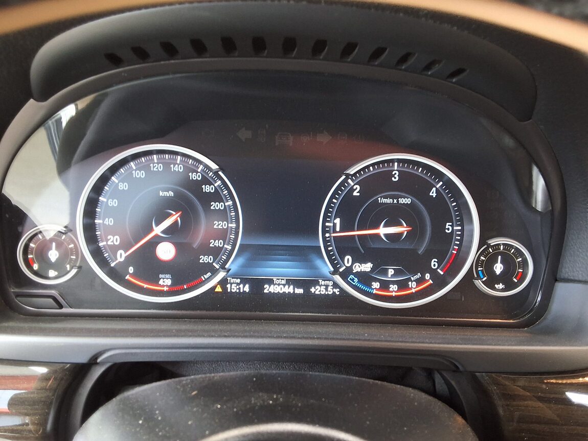 BMW 5 SERIES (6TH GEN) 520d LUXURY 2015 - zdjęcie 10