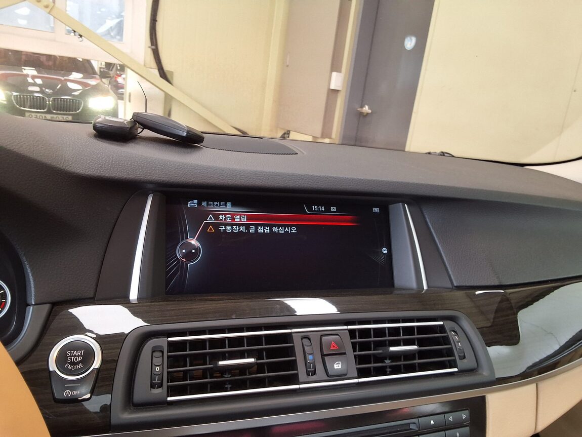 BMW 5 SERIES (6TH GEN) 520d LUXURY 2015 - zdjęcie 28