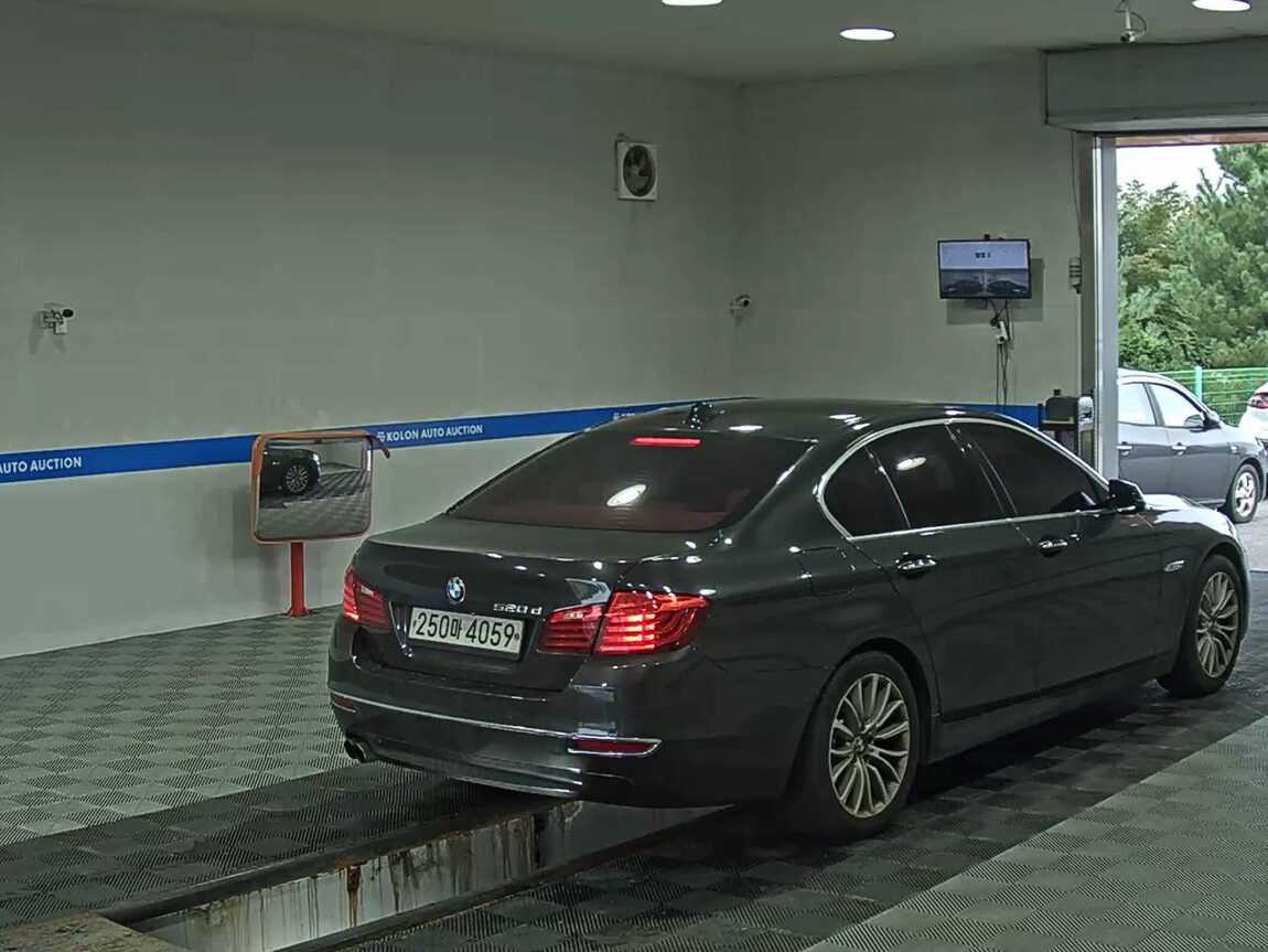 BMW 5 SERIES (6TH GEN) 520d LUXURY 2015 - zdjęcie 5