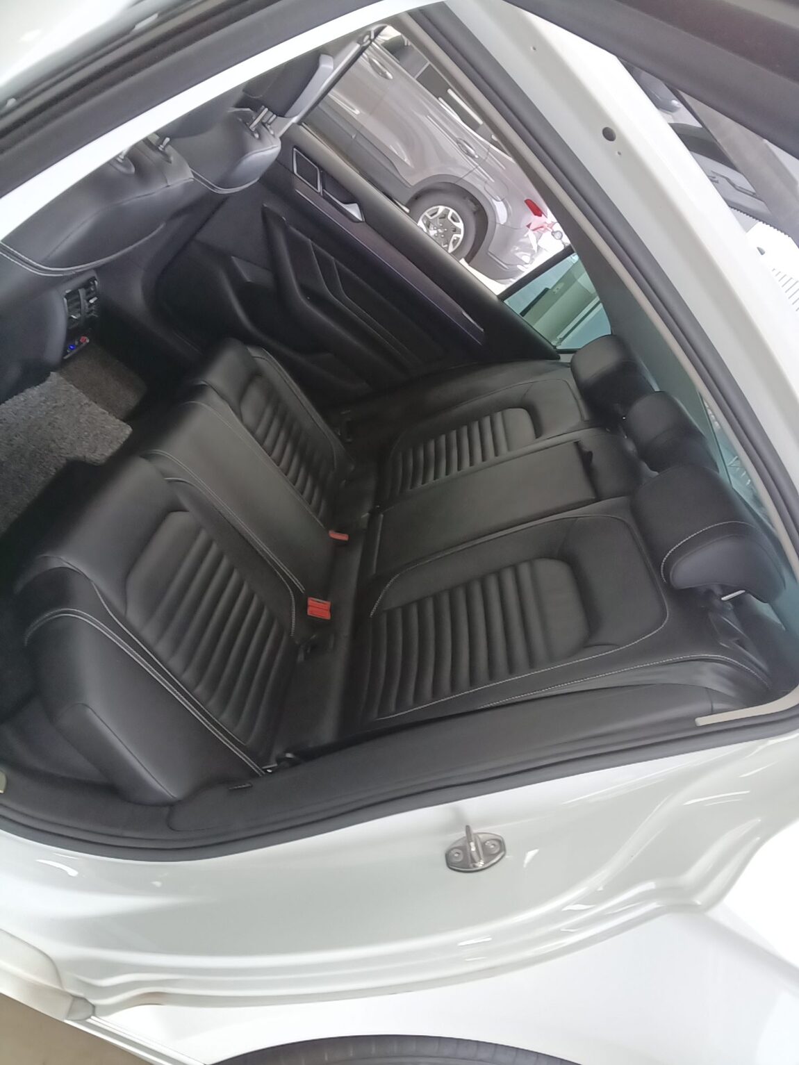 VOLKSWAGEN PASSAT GT (8TH GEN) 2.0 TDI 4MOTION PRESTIGE 2022 - zdjęcie 19