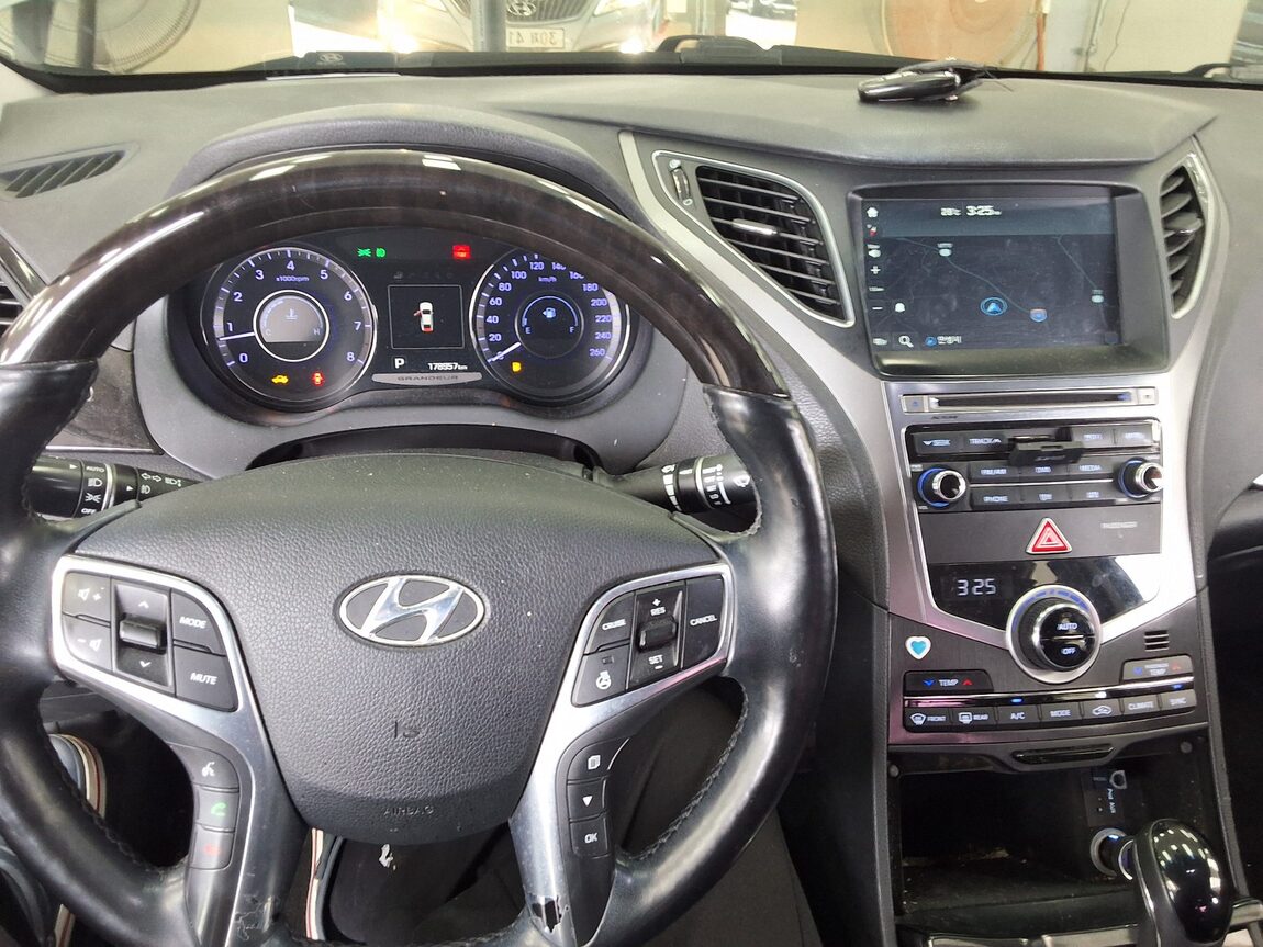 HYUNDAI GRANDEUR HG HG 300 PREMIUM 2015 - zdjęcie 18