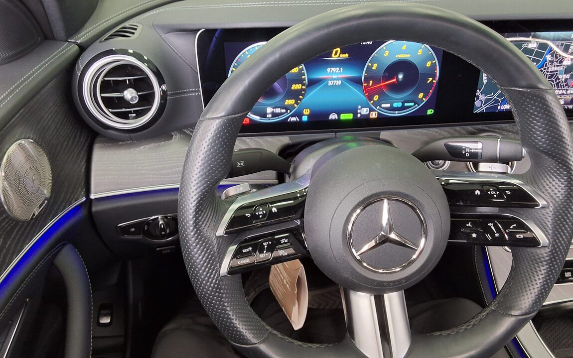 MERCEDES-BENZ E-CLASS (5TH GEN) E350 4MATIC AMG LINE 2022 - zdjęcie 17