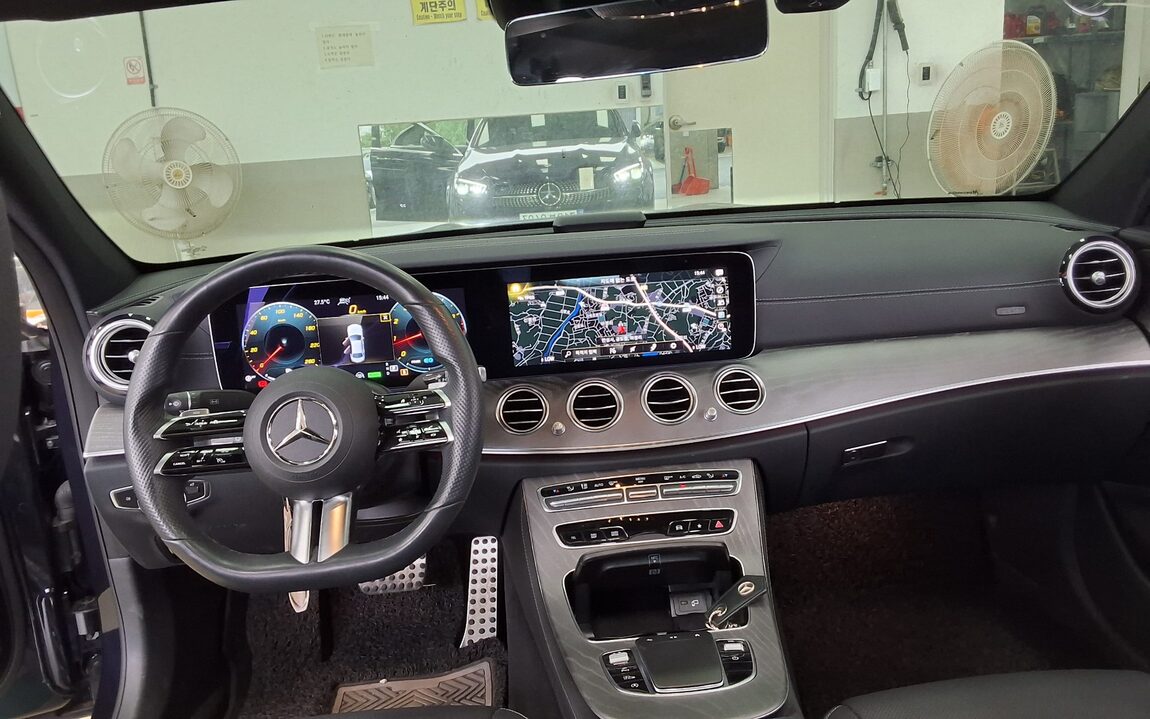 MERCEDES-BENZ E-CLASS (5TH GEN) E350 4MATIC AMG LINE 2022 - zdjęcie 11