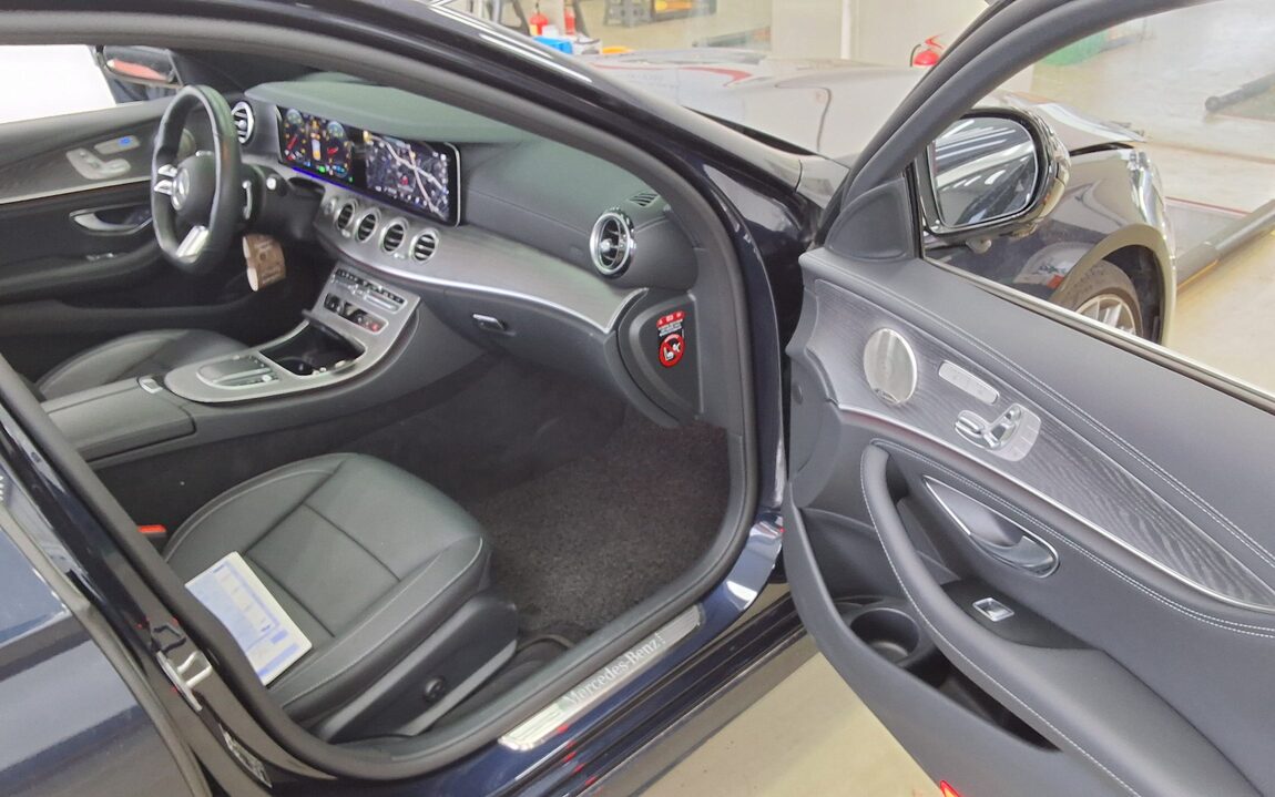 MERCEDES-BENZ E-CLASS (5TH GEN) E350 4MATIC AMG LINE 2022 - zdjęcie 14