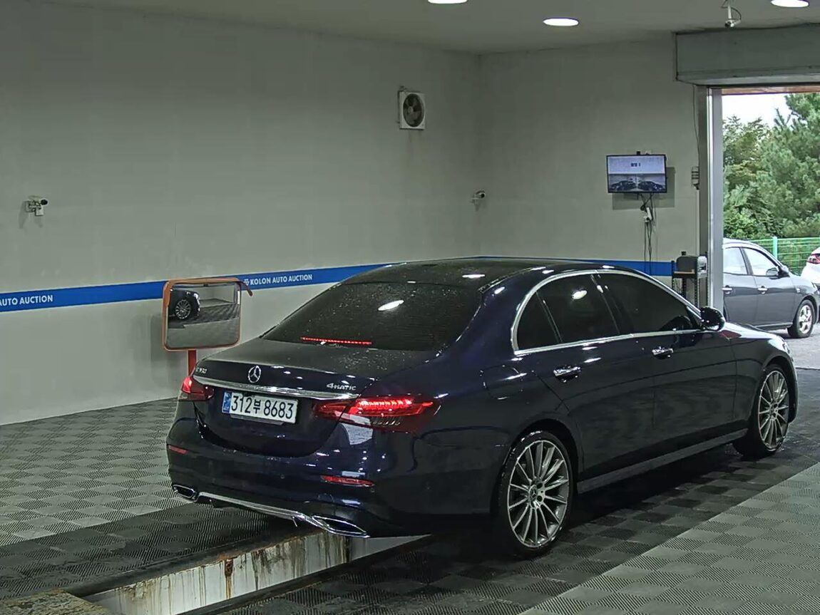 MERCEDES-BENZ E-CLASS (5TH GEN) E350 4MATIC AMG LINE 2022 - zdjęcie 5
