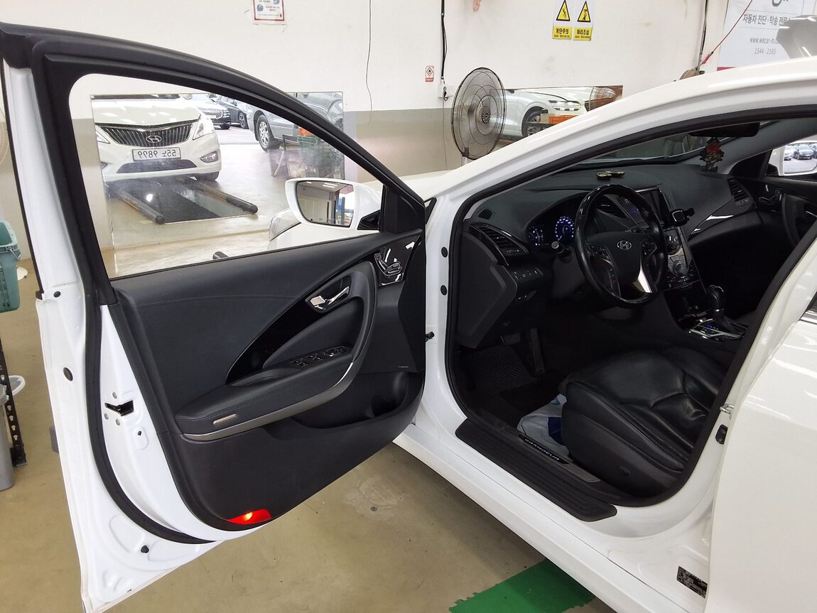 HYUNDAI GRANDEUR HG HG 300 NOBLE 2012 - zdjęcie 10
