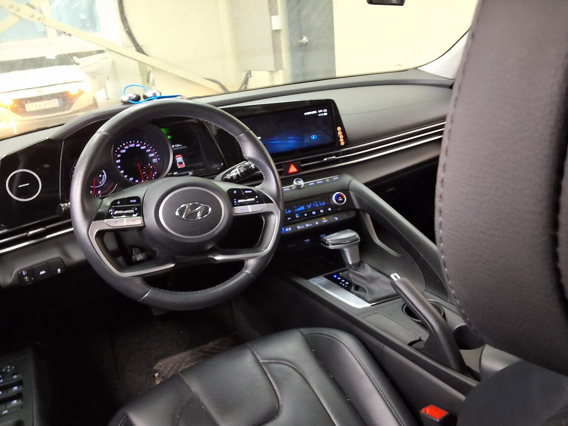 HYUNDAI AVANTE (CN7) 1.6 GASOLINE MODERN 2021 - zdjęcie 12