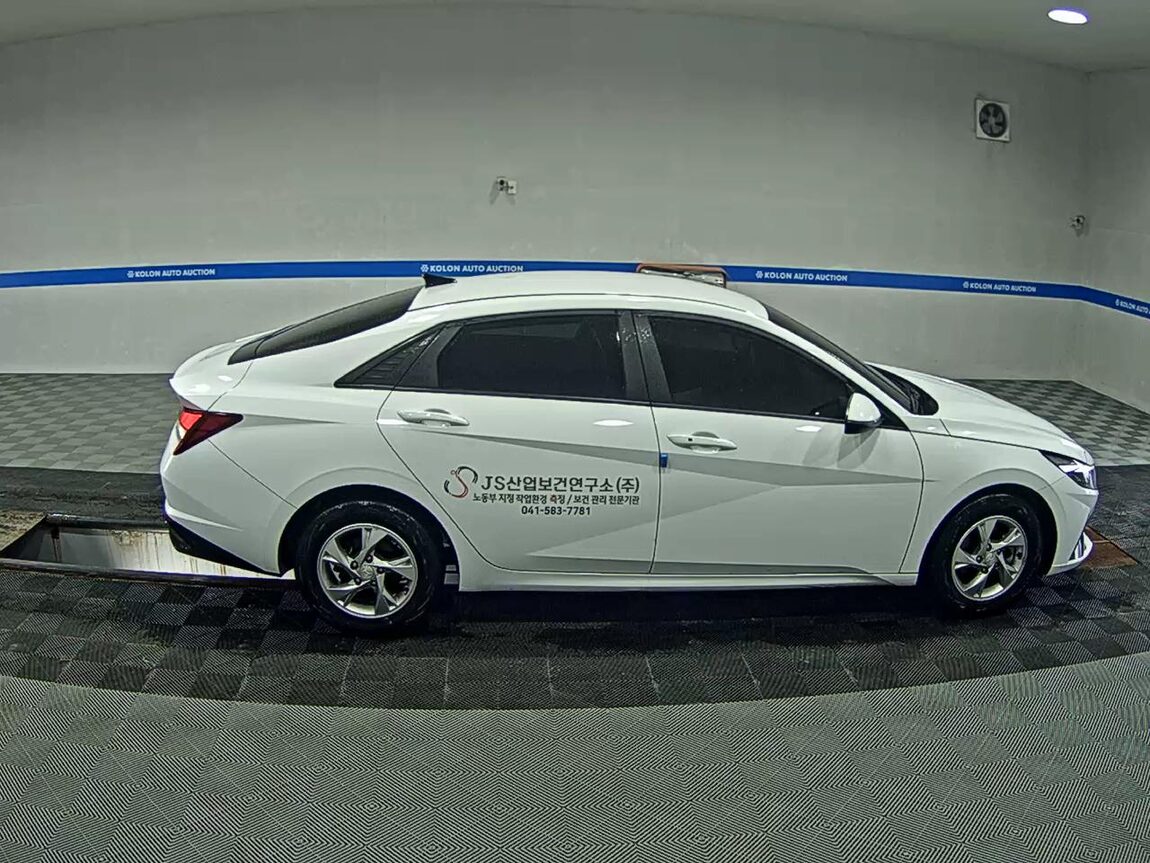 HYUNDAI AVANTE (CN7) 1.6 GASOLINE MODERN 2021 - zdjęcie 4