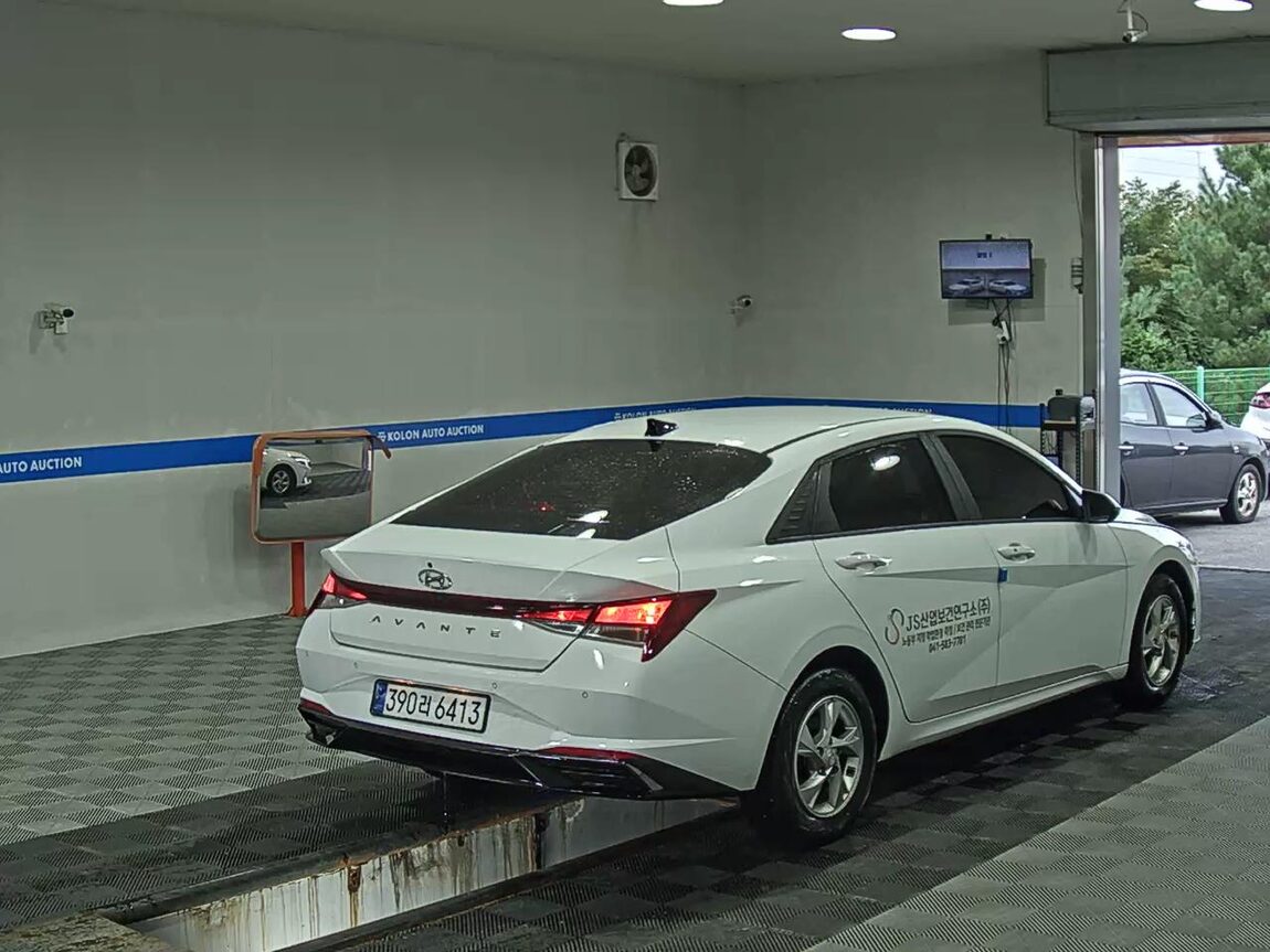 HYUNDAI AVANTE (CN7) 1.6 GASOLINE MODERN 2021 - zdjęcie 5