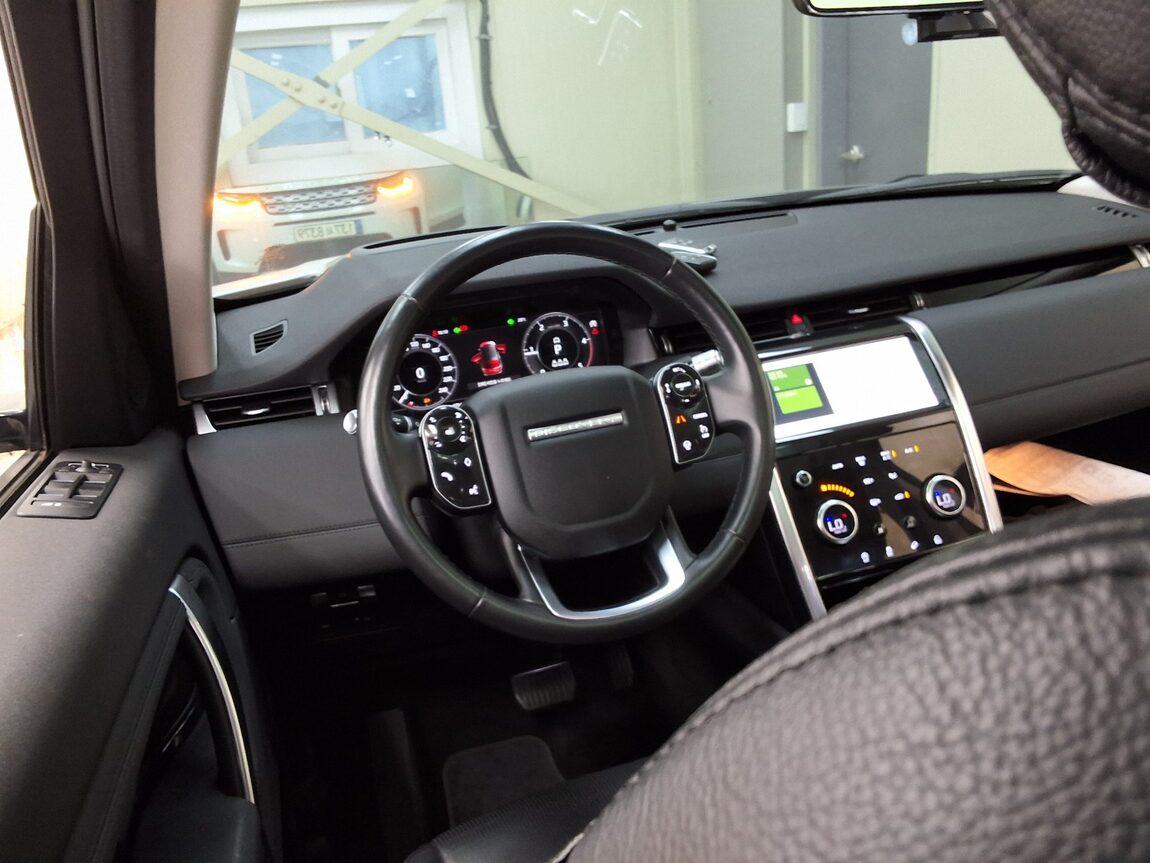 LAND ROVER DISCOVERY SPORT 2.0 D180 SE 2020 - zdjęcie 12