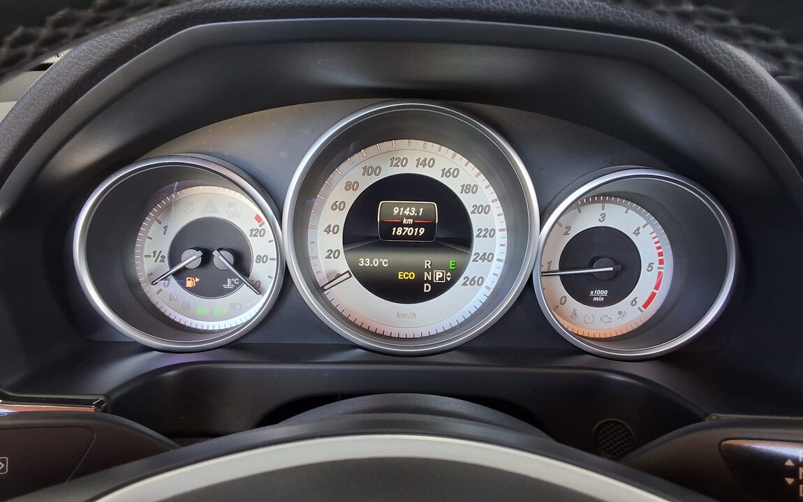 MERCEDES-BENZ E-CLASS (4TH GEN) E220 CDI AVANTGARDE 2016 - zdjęcie 9