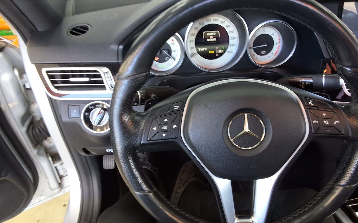 MERCEDES-BENZ E-CLASS (4TH GEN) E220 CDI AVANTGARDE 2016 - zdjęcie 17