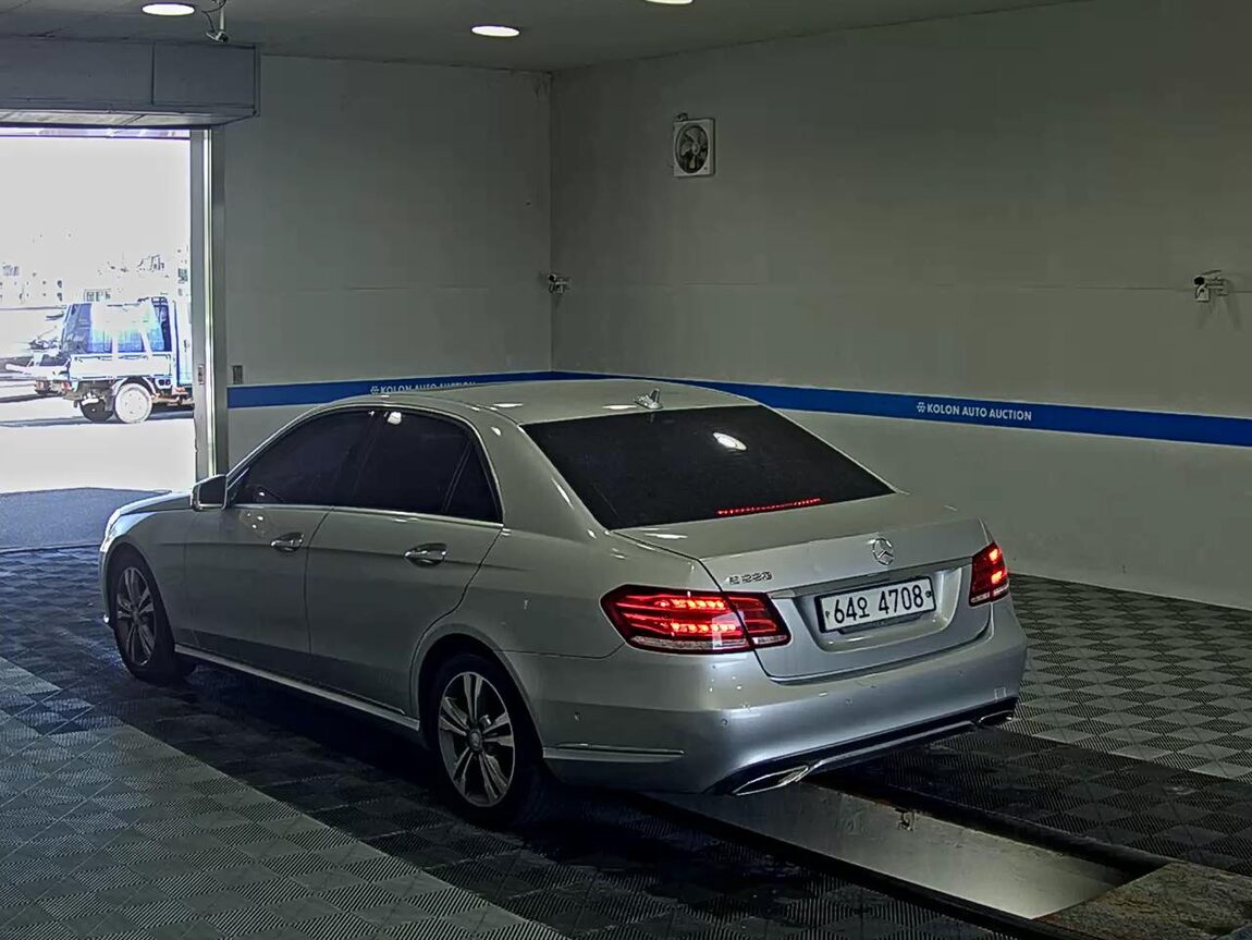 MERCEDES-BENZ E-CLASS (4TH GEN) E220 CDI AVANTGARDE 2016 - zdjęcie 6