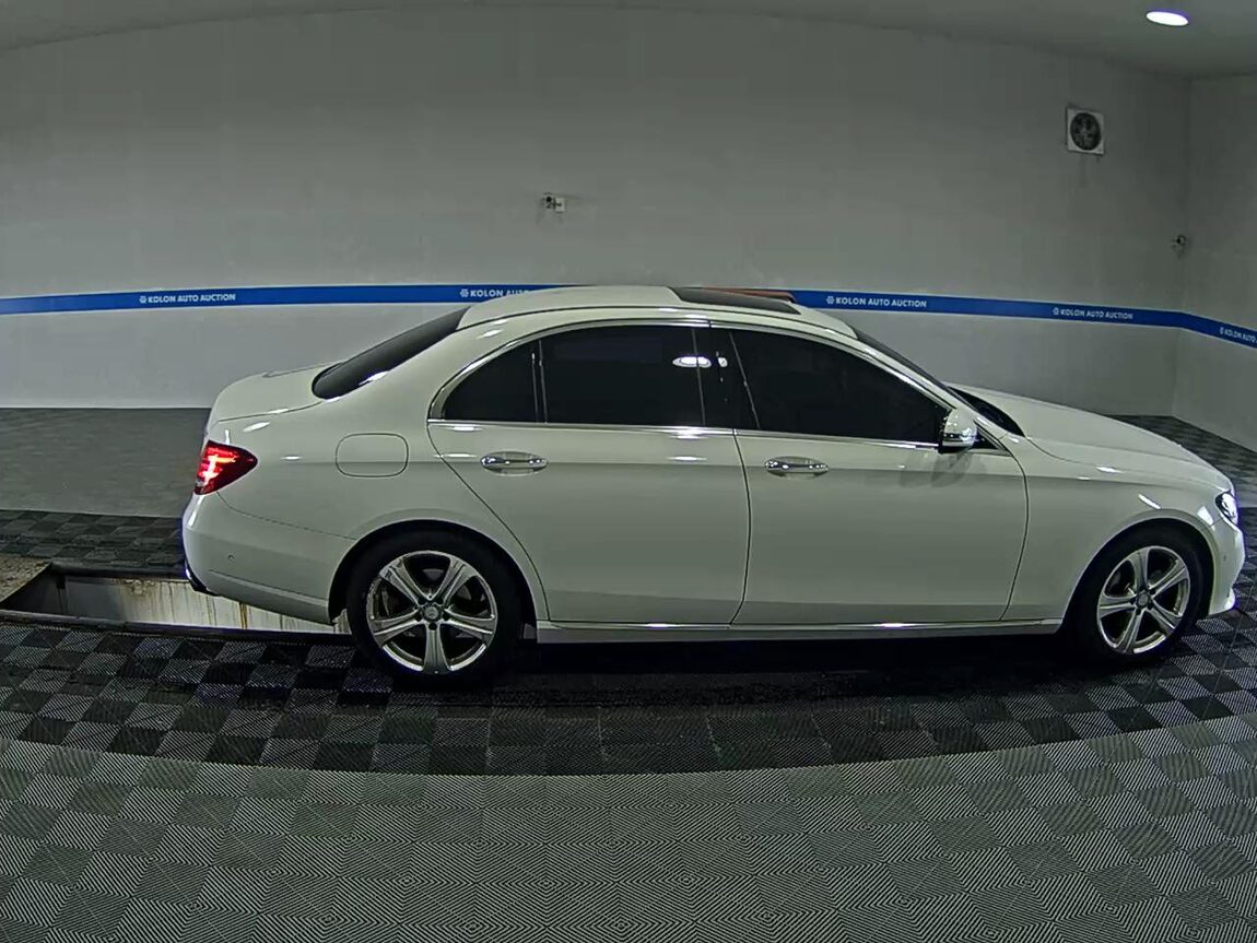 MERCEDES-BENZ E-CLASS (5TH GEN) E200 AVANTGARDE 2017 - zdjęcie 4